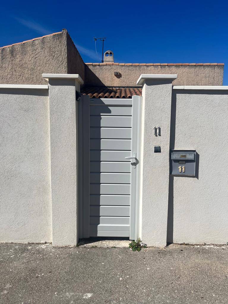 Pose d'un portail et d'un portillon blanc RAL 9016 en alu motorisé à Aix-en-Provence 13290