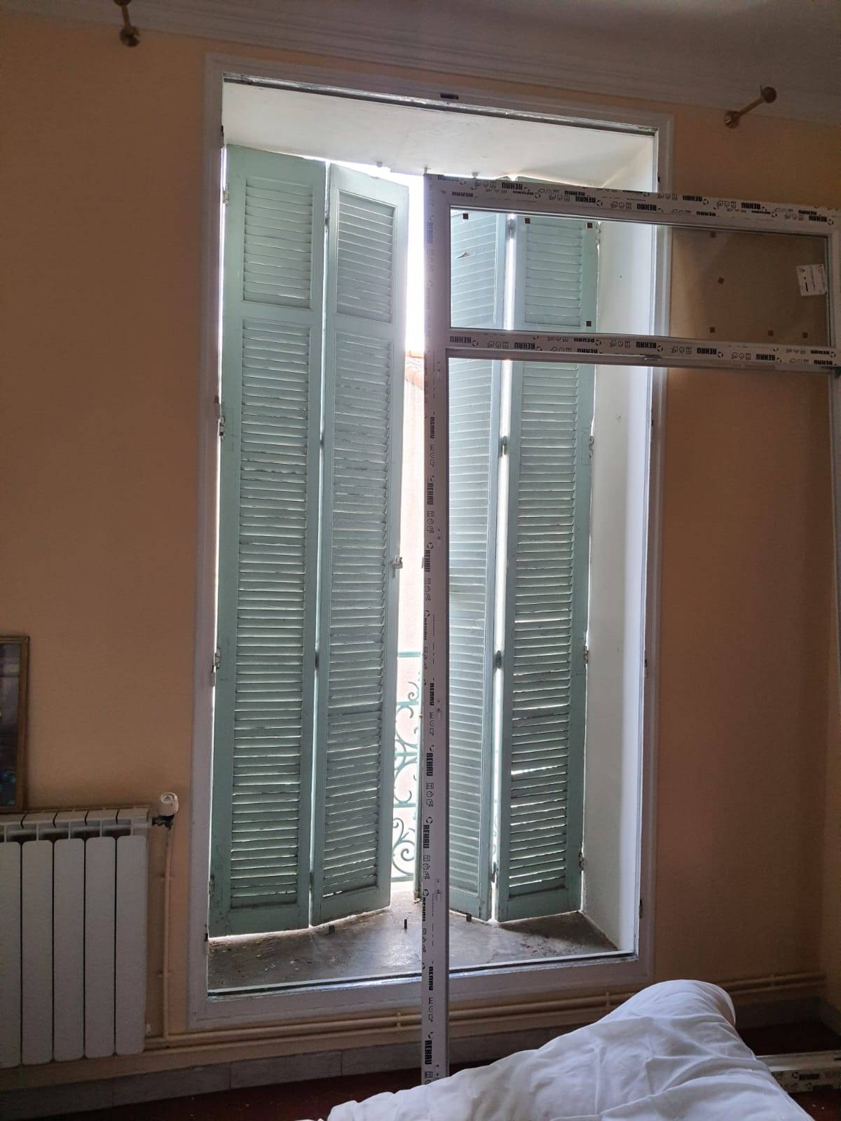 Pose de volets battants persiennés fabriqués sur-mesure et installés à Marseille 13002 la Joliette