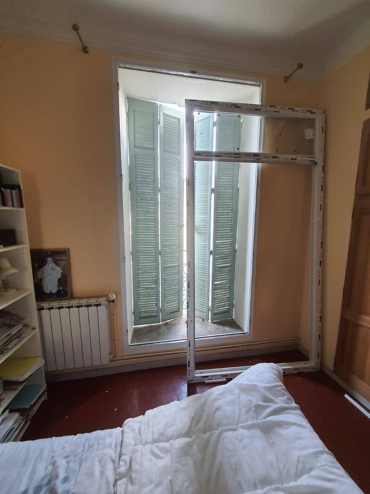 Pose de volets battants persiennés fabriqués sur-mesure et installés à Marseille 13002 la Joliette