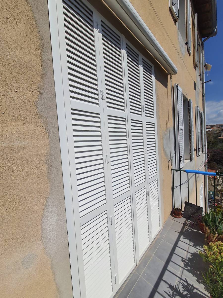 Volets battants en alu blanc RAL 9006 persiennés pour le charme du traditionnel sur Marseille 13007 La Corderie et ses alentours