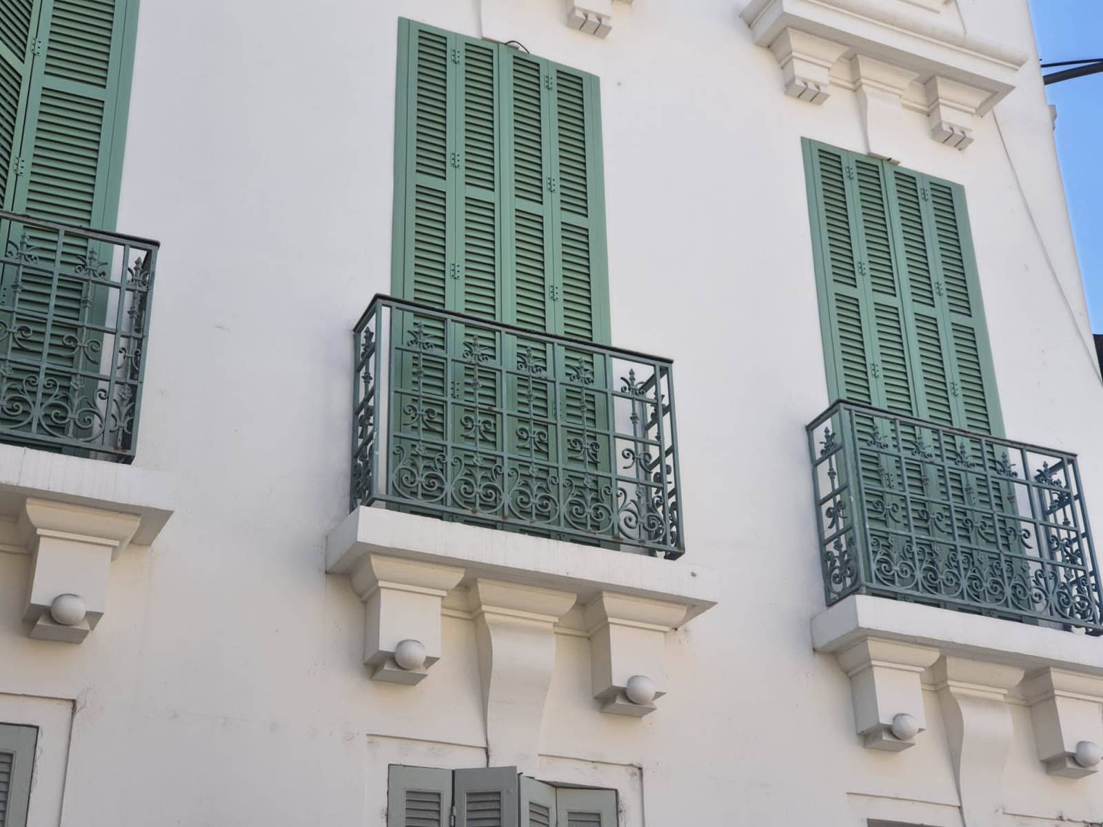 Pose de volets battants persiennés fabriqués sur-mesure et installés à Marseille 13002 la Joliette