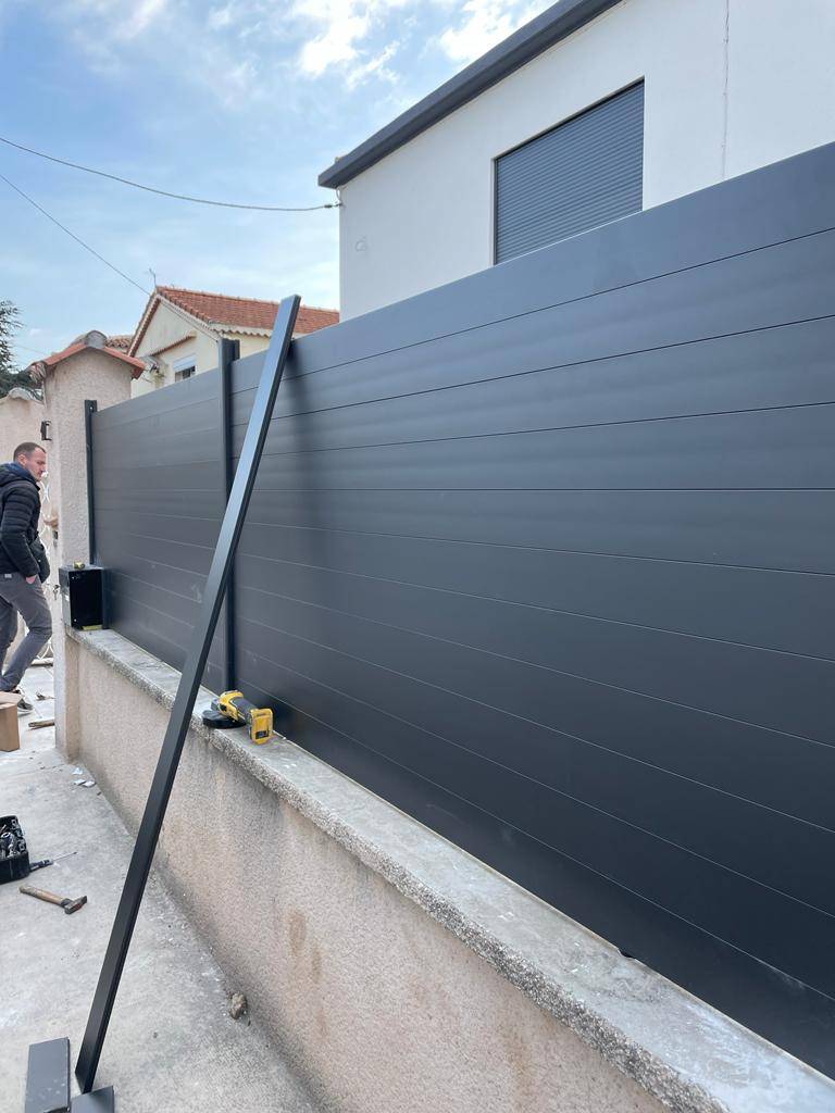 Réalisation d'une clôture à lames horizontales et d'un portail en aluminium gris anthracite RAL 7016 sur-mesure à Plan-de-Cuques13380