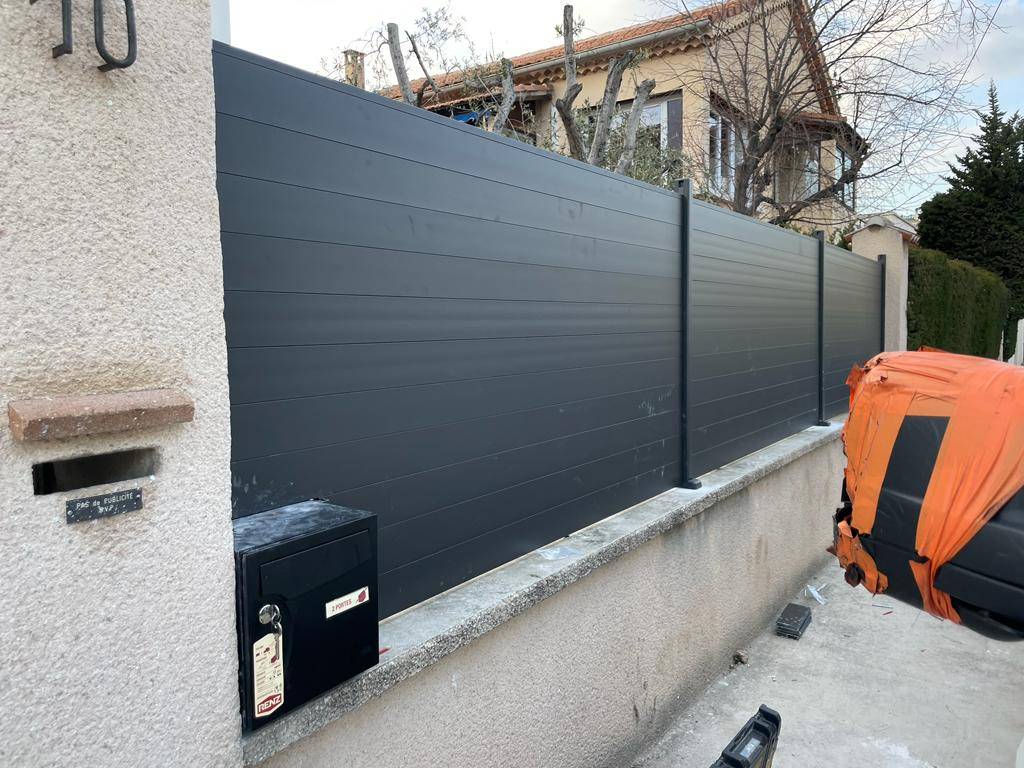 Réalisation d'une clôture à lames horizontales et d'un portail en aluminium gris anthracite RAL 7016 sur-mesure à Plan-de-Cuques13380