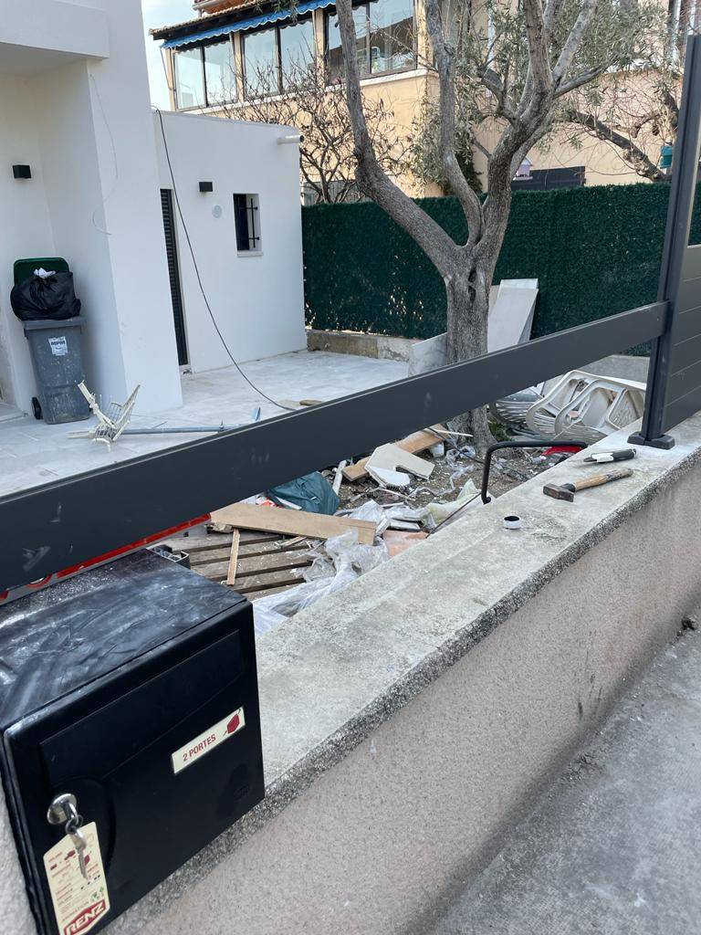 Réalisation d'une clôture à lames horizontales et d'un portail en aluminium gris anthracite RAL 7016 sur-mesure à Plan-de-Cuques13380