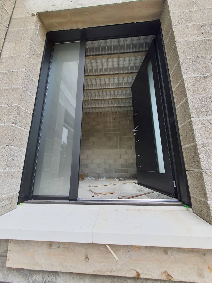 Pose en neuf d'une porte d'entrée en acier Abscisse-Evo noir 2100 texturé , dans une villa en construction à Marseille 13012 La Valentine