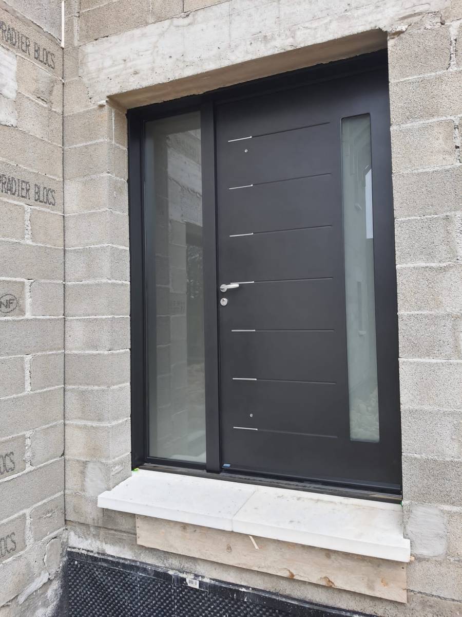Pose en neuf d'une porte d'entrée en acier Abscisse-Evo noir 2100 texturé , dans une villa en construction à Marseille 13012 La Valentine