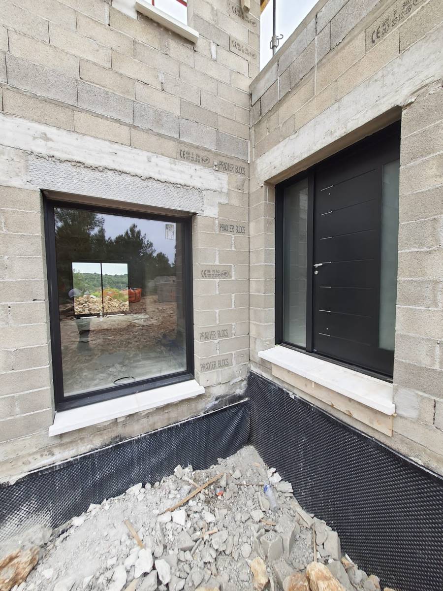 Pose en neuf d'une porte d'entrée en acier Abscisse-Evo noir 2100 texturé , dans une villa en construction à Marseille 13012 La Valentine