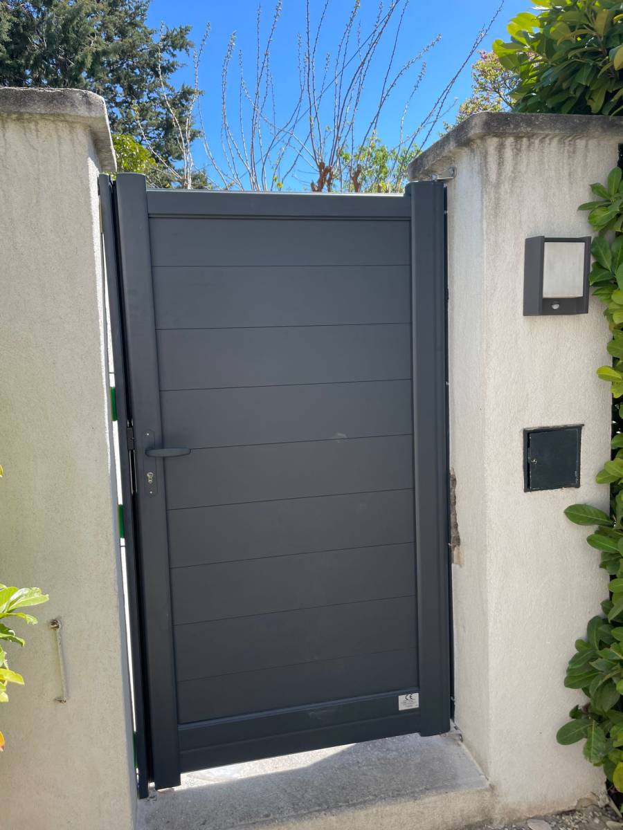 Réalisation d'un portail électrique battant deux vantaux et d'un portillon assorti en alu gris RAL 7016 à Marignane 13700