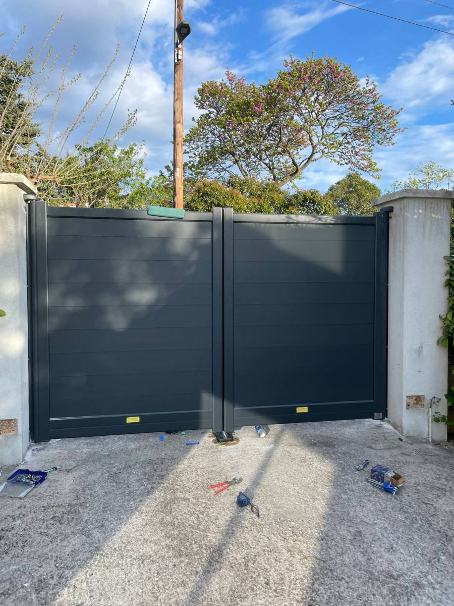 Réalisation d'un portail électrique battant deux vantaux et d'un portillon assorti en alu gris RAL 7016 à Marignane 13700