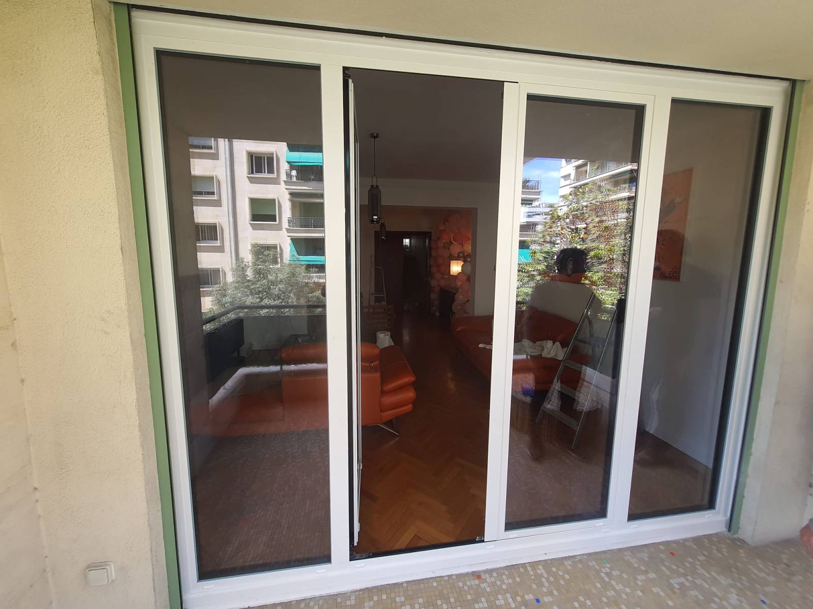 Installation de baies bi-colore avec des professionnels à Marseille 13008