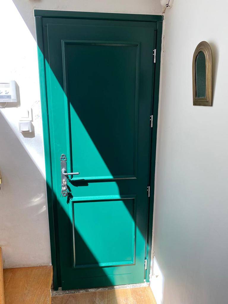 Pose d'une porte en bois Avoriaz, pleine sans vitrage, de marque Bel'm installée à Marseille 13009 par Grand Sud Habitat