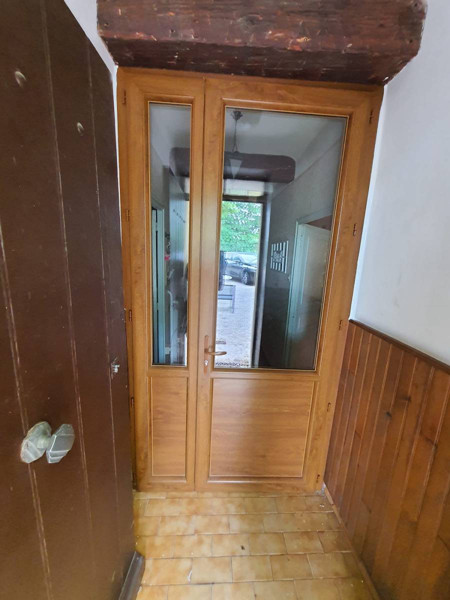 Installation une porte d’entrée en bois pas cher à Marseille 13008 le Prado