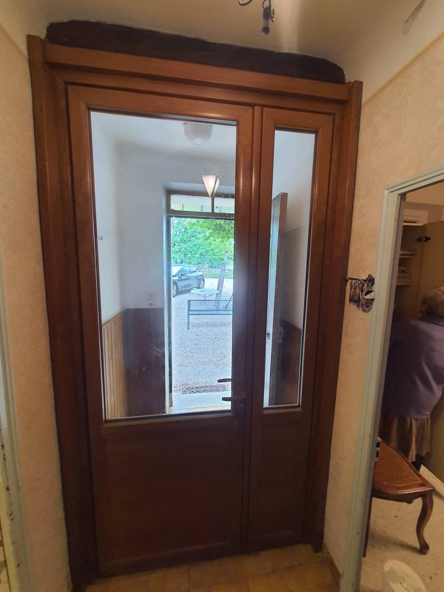 Installation une porte d’entrée en bois pas cher à Marseille 13008 le Prado