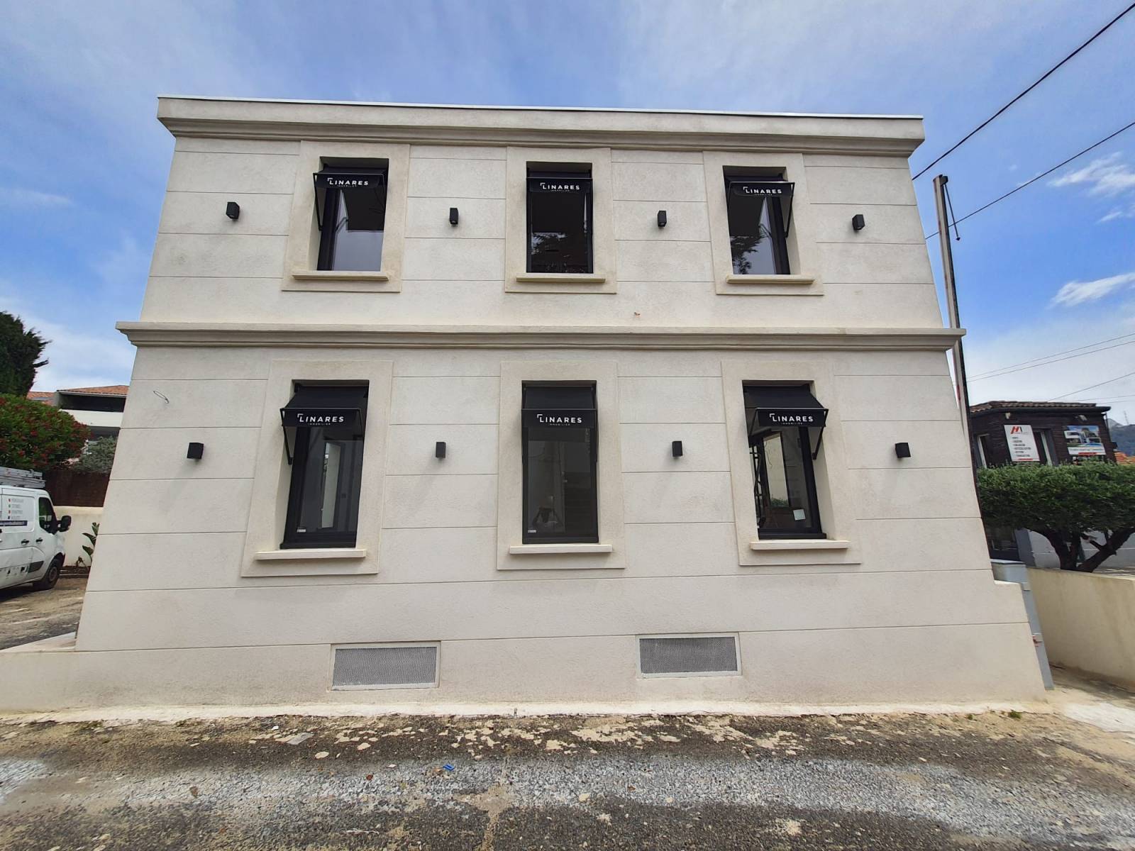 Rénovation complète et nouvelle devanture pour l'agence immobilière Linares à Marseille La Valentine 13012