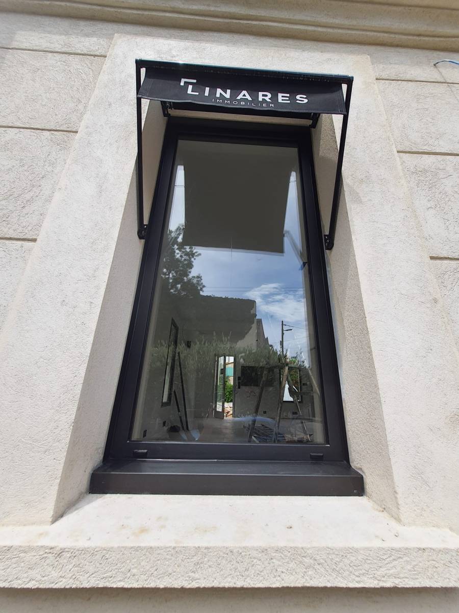 Installation et remplacement complet de fenêtres, portes, garde-corps et cloisons en aluminium dans une bâtisse à Marseille la Valentine