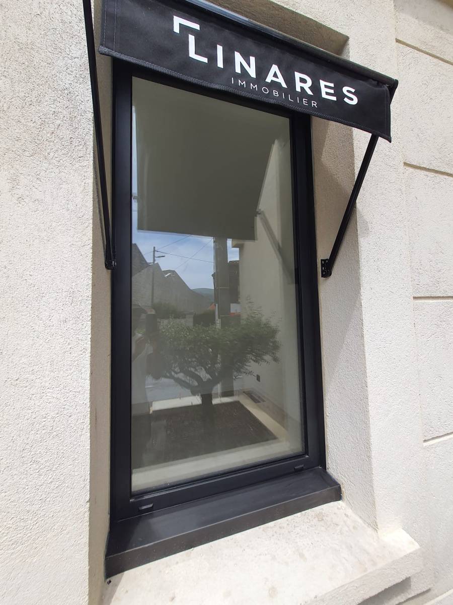 Rénovation complète et nouvelle devanture pour l'agence immobilière Linares à Marseille La Valentine 13012