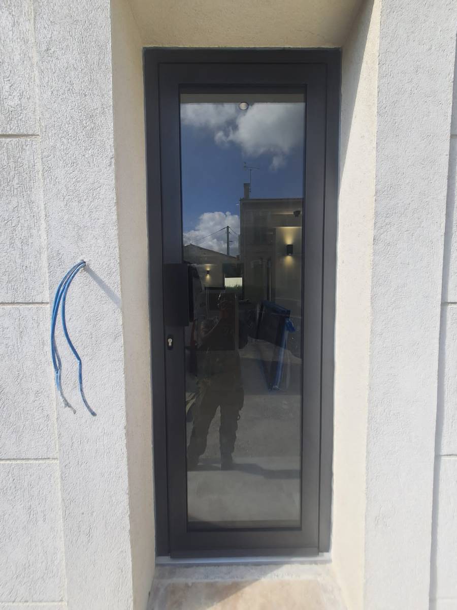 Fourniture et pose de menuiseries intérieures et extérieures pour professionnels à Marseille 11ème