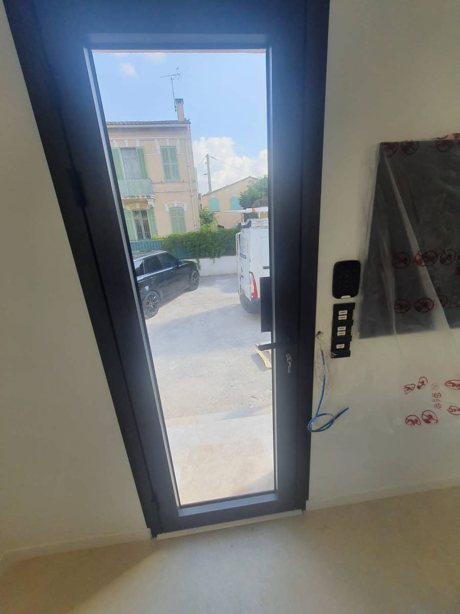 Fourniture et pose de menuiseries intérieures et extérieures pour professionnels à Marseille 11ème