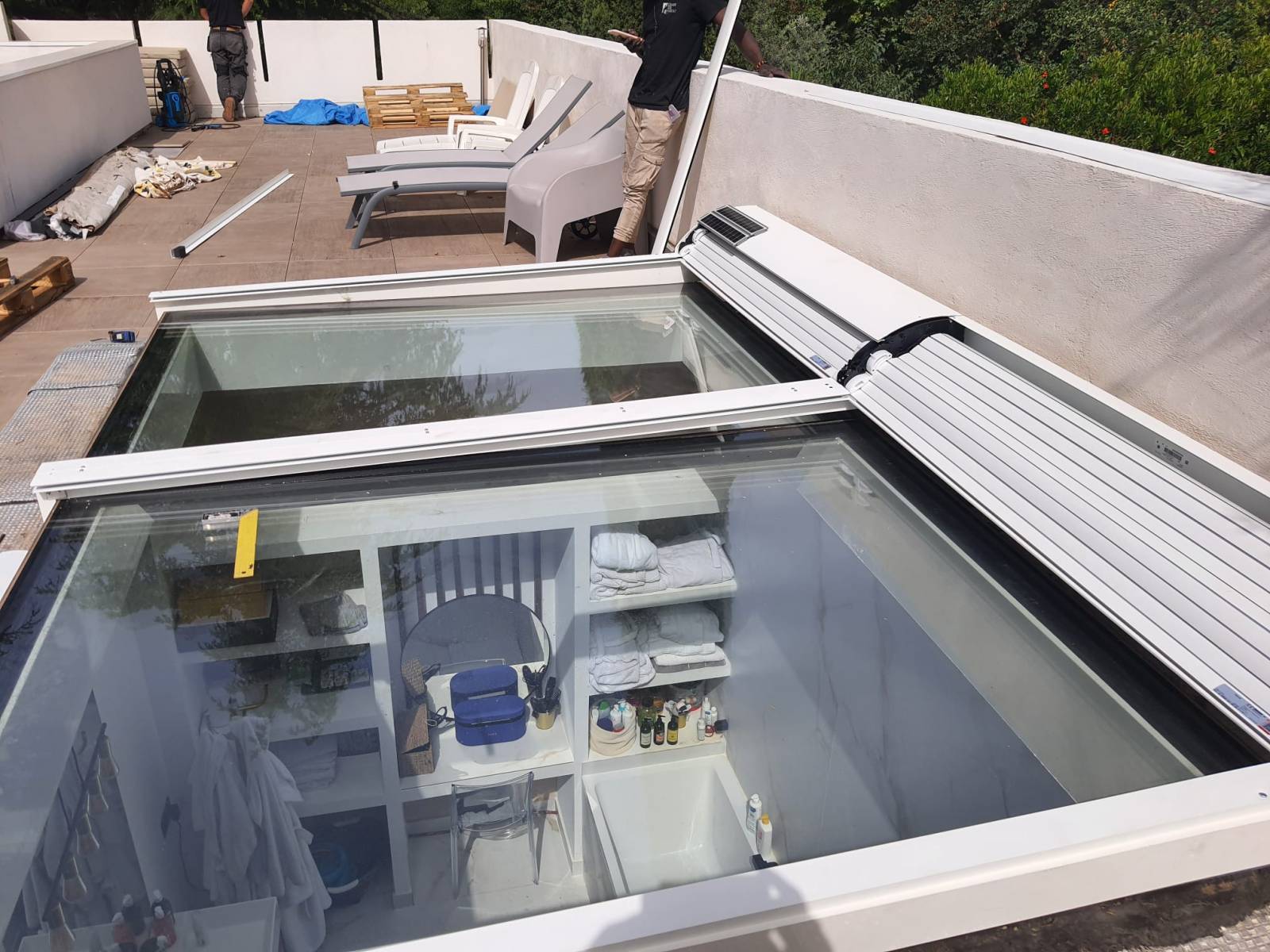 Installation de fenêtre de toit et volet roulant solaire dans une salle de bain à Marseille 13009 Michelet