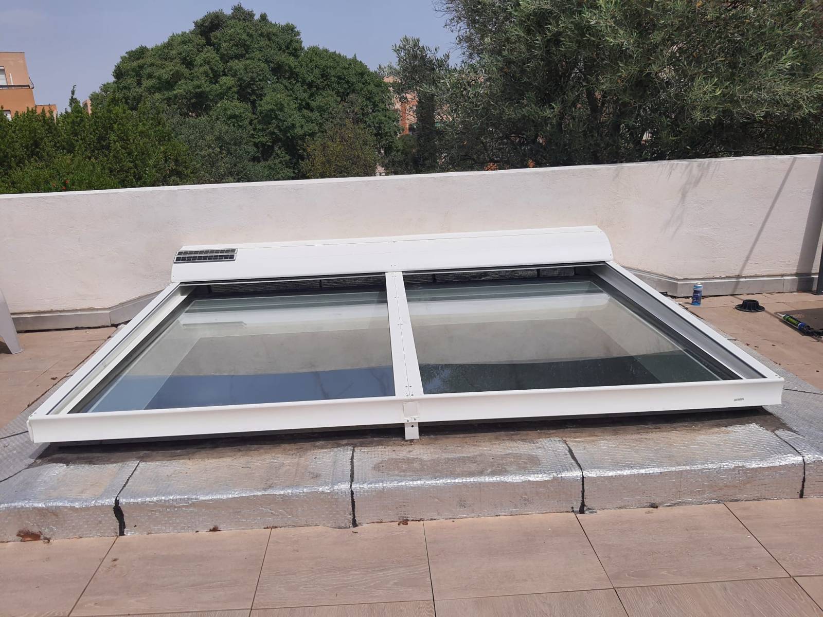 Installation de fenêtre de toit et volet roulant solaire dans une salle de bain à Marseille 13009 Michelet
