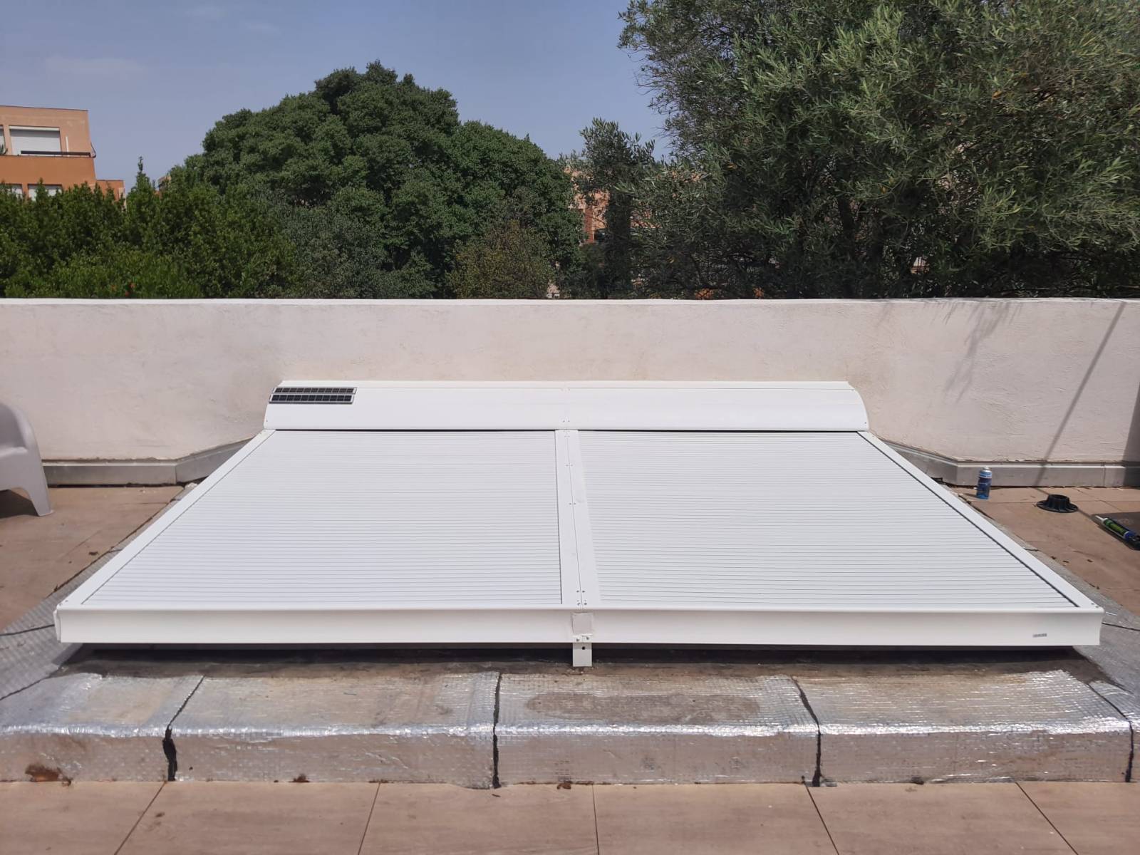 Installation de fenêtre de toit et volet roulant solaire dans une salle de bain à Marseille 13009 Michelet