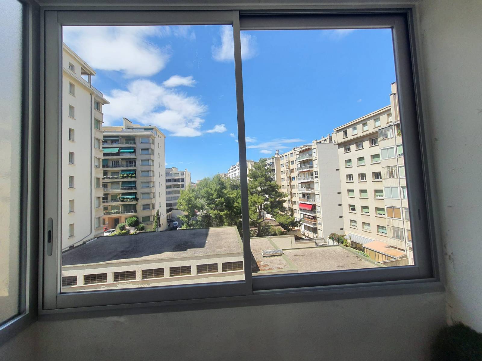 Les avantages d'investir dans une fermeture de loggia avec Grand Sud Habitat à Roquevaire 13360