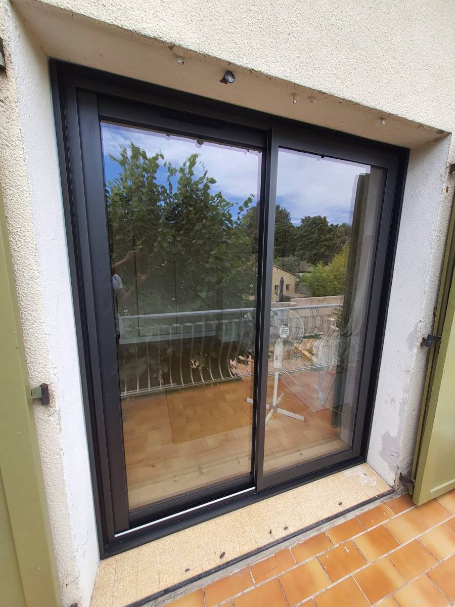 Faire poser une fenêtre noire pas cher par des professionnels à Marseille 13009  Michelet