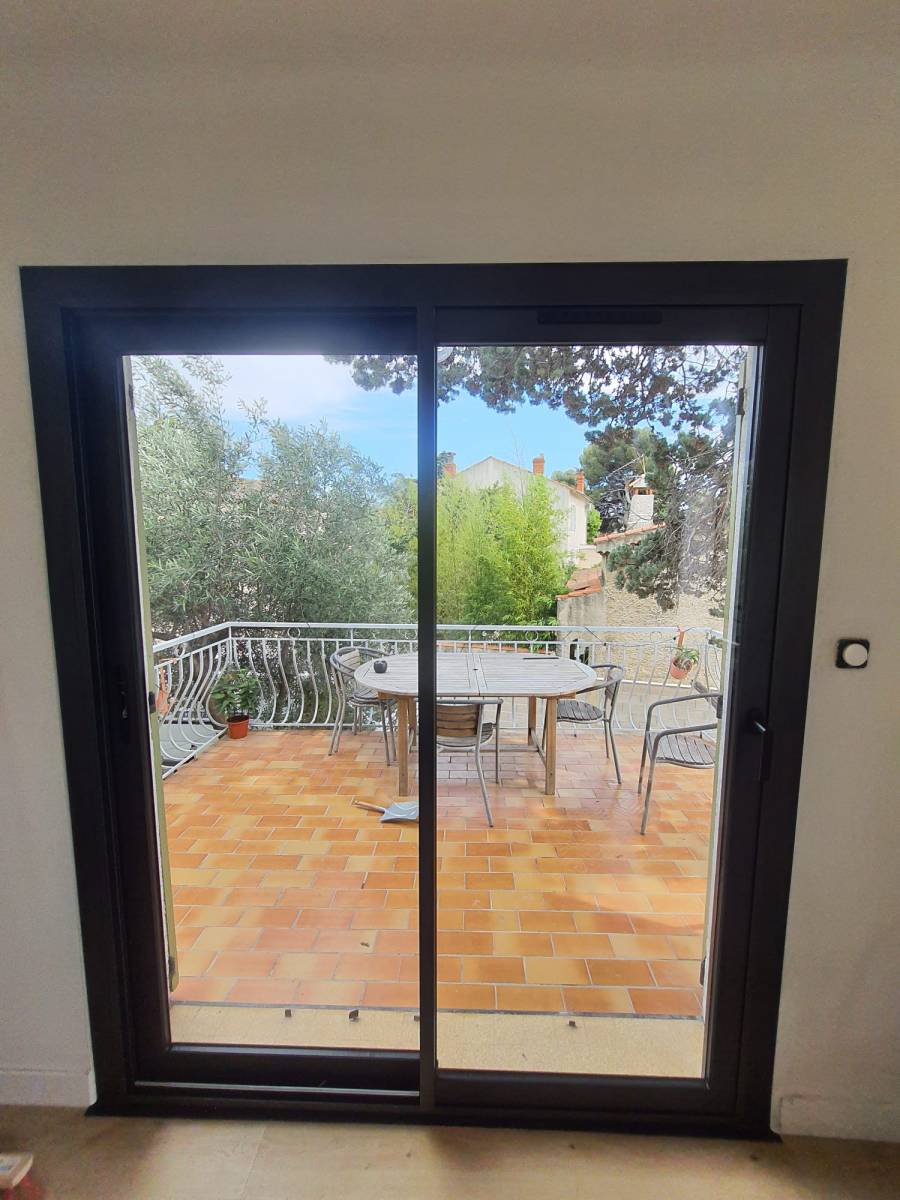 Faire poser une fenêtre noire pas cher par des professionnels à Marseille 13009  Michelet