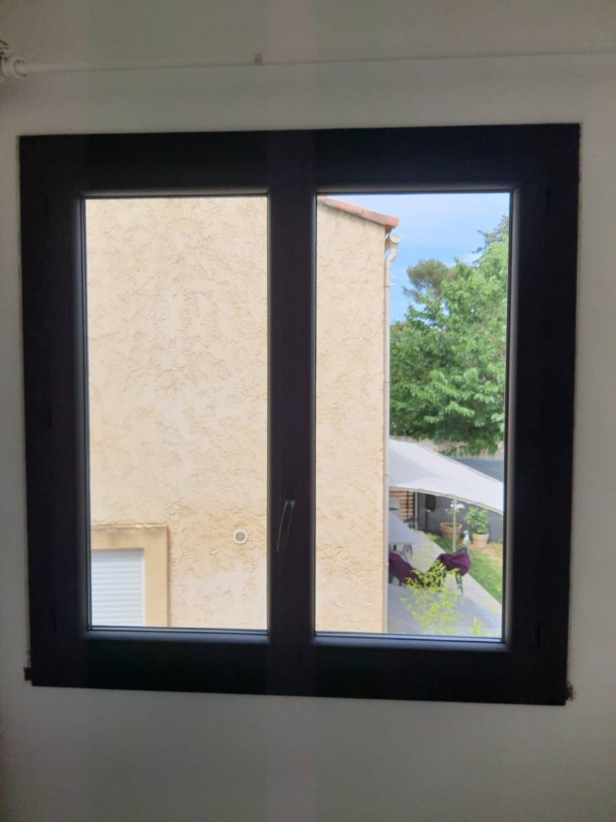 Faire poser une fenêtre noire pas cher par des professionnels à Marseille 13009  Michelet