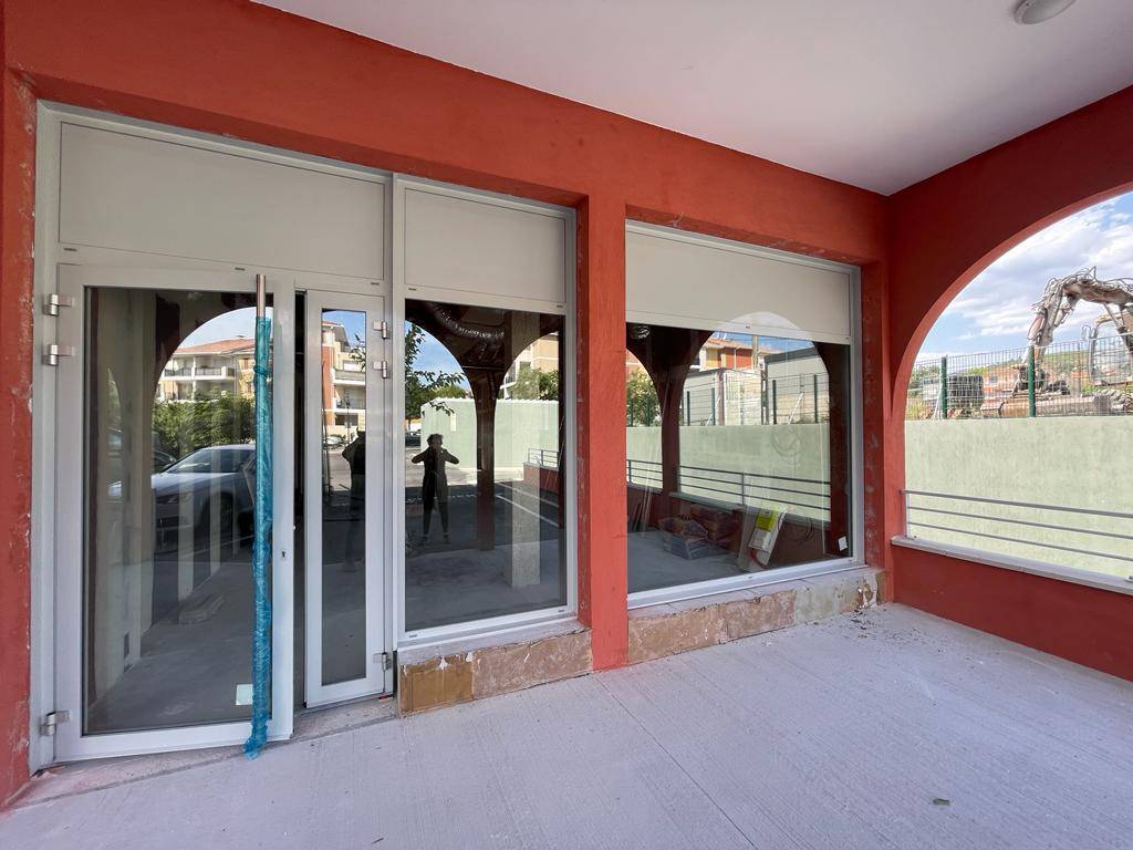 Choix d'une devanture en aluminium gris clair RAL 7004 sur mesure par Grand Sud Habitat à Plan-de-Cuques 13380