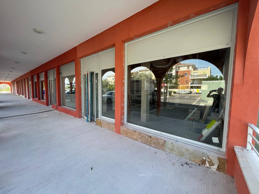 Choix d'une devanture en aluminium gris clair RAL 7004 sur mesure par Grand Sud Habitat à Plan-de-Cuques 13380