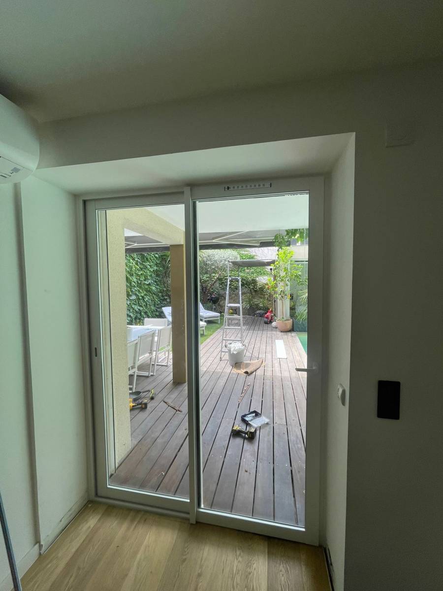 Remplacement et pose de baie vitrée coulissante en alu à Marseille Le Redon 13009