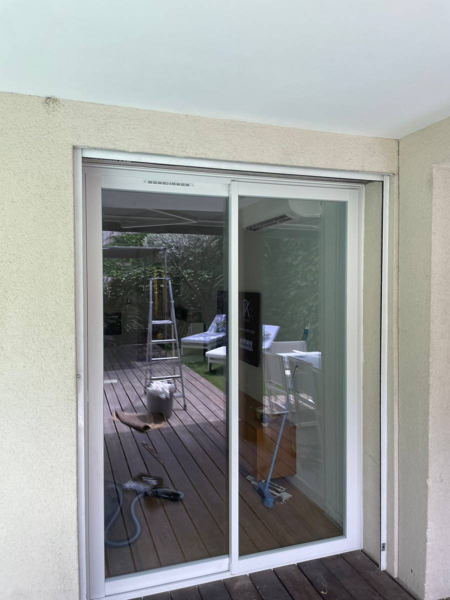 Remplacement et pose de baie vitrée coulissante en alu à Marseille Le Redon 13009