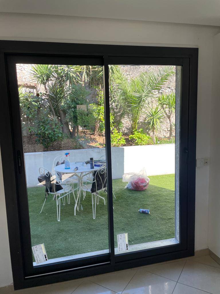 Baie vitrée coulissante deux vantaux en aluminium SCHUCO installée par Grand Sud Habitat à Marseille le Roucas-Blanc 13008