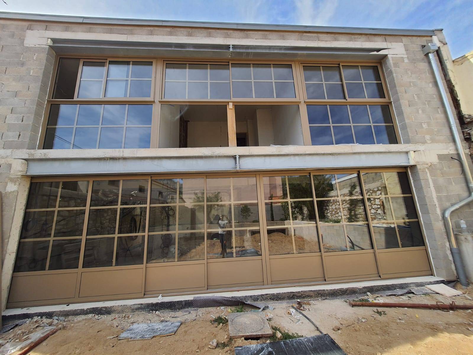 Fourniture et pose de baies vitrées coulissantes grandes dimensions à croisillon à Marseille Pointe Rouge quartier des Goudes 13009