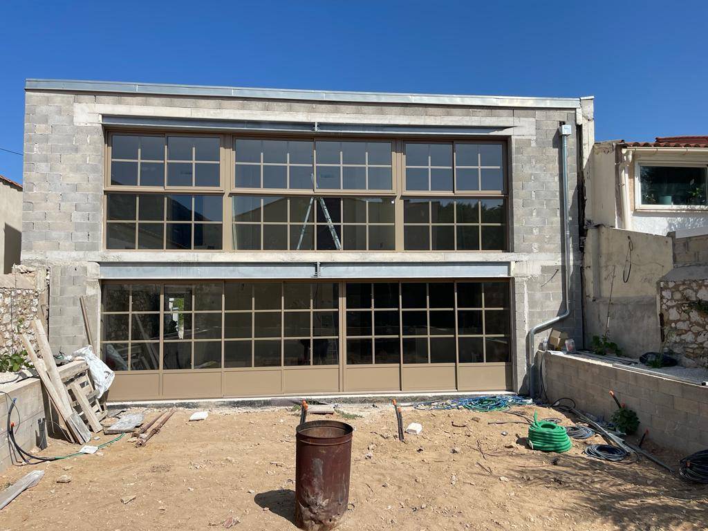 Fourniture et pose de baies vitrées coulissantes grandes dimensions à croisillon à Marseille Pointe Rouge quartier des Goudes 13009