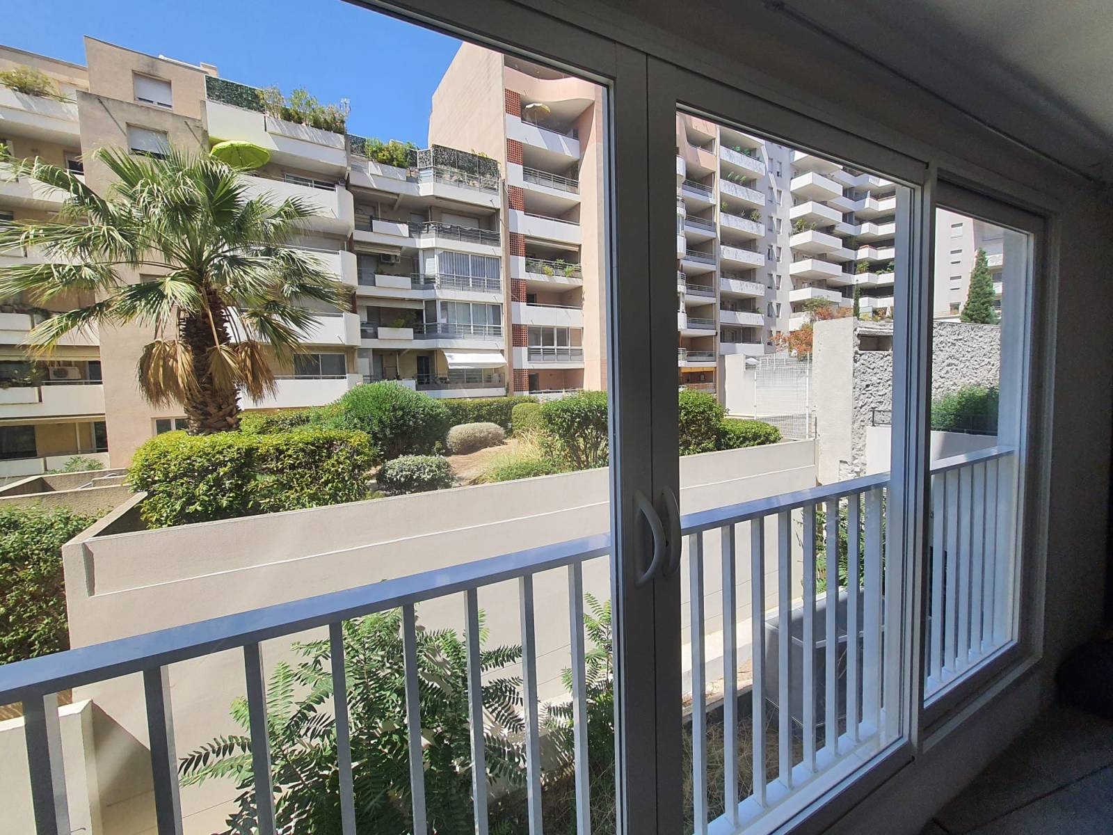 Solutions de fermeture de loggia en verre et aluminium à Roquevaire pour une meilleure isolation