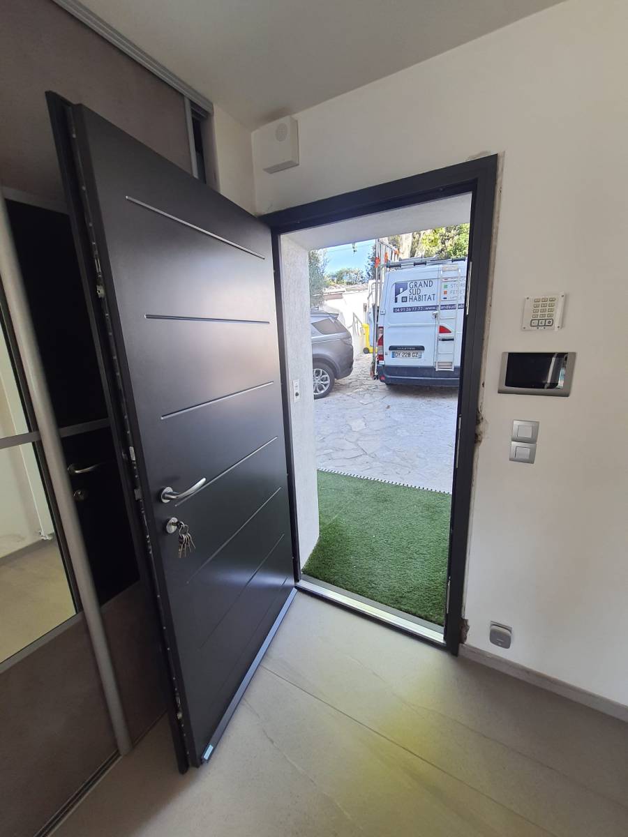 Installation d'une porte sur-mesure en acier modèle Equation couleur noir 2100 satiné de très bonne qualité à Marseille 13011 La Penne-sur-Huveaune