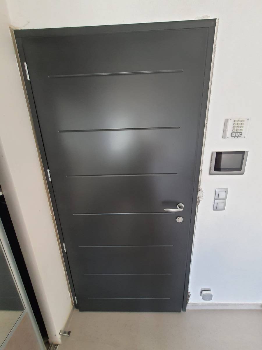 Installation d'une porte sur-mesure en acier modèle Equation couleur noir 2100 satiné de très bonne qualité à Marseille 13011 La Penne-sur-Huveaune