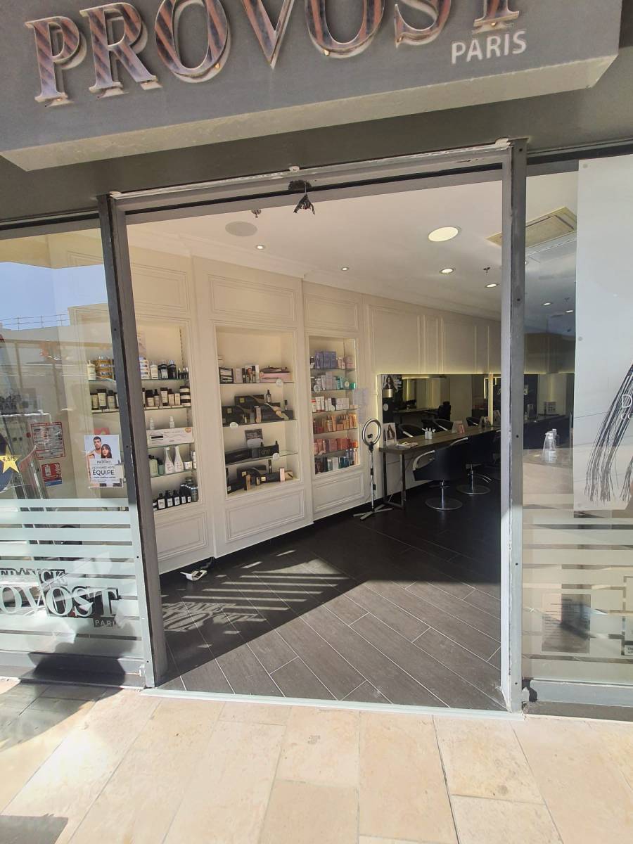 Pose de devanture en alu gris anthracite RAL 7016 pour le Salon de coiffure Franck Provost à Marseille 13009 Bonnevaine