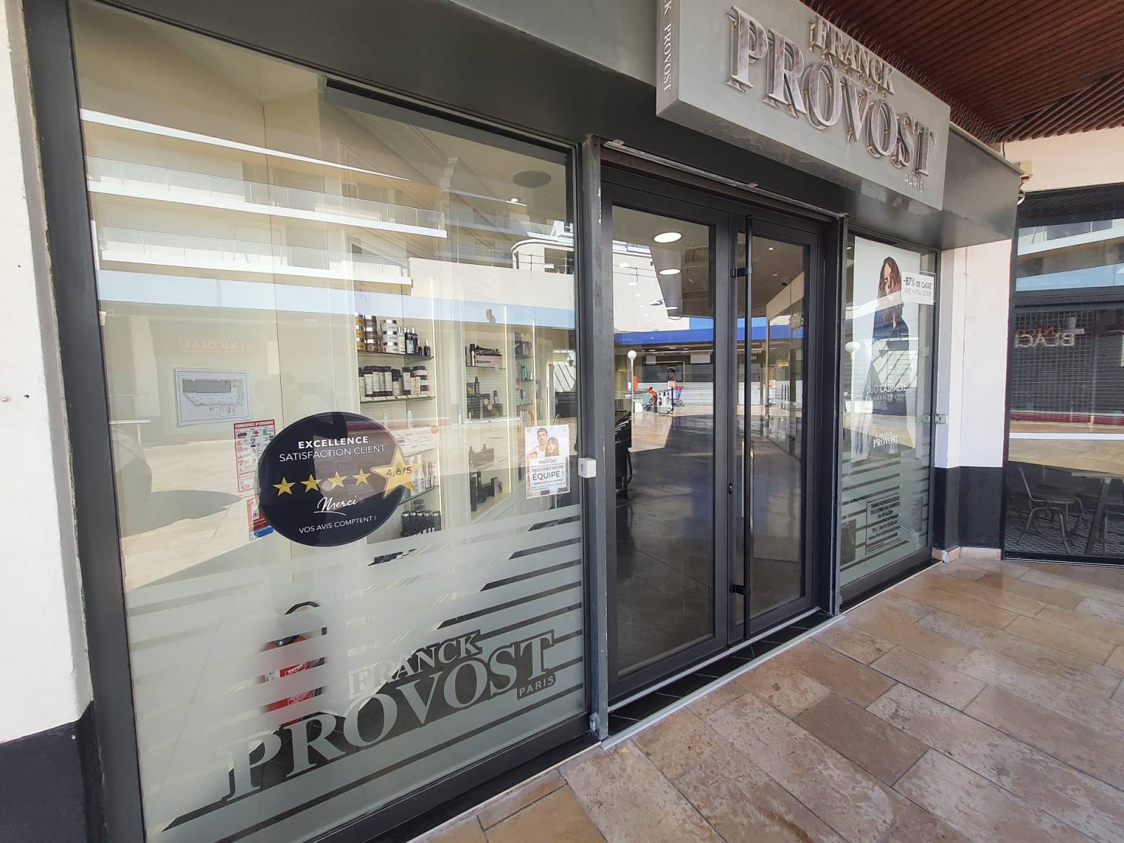 Pose de devanture en alu gris anthracite RAL 7016 pour le Salon de coiffure Franck Provost à Marseille 13009 Bonnevaine