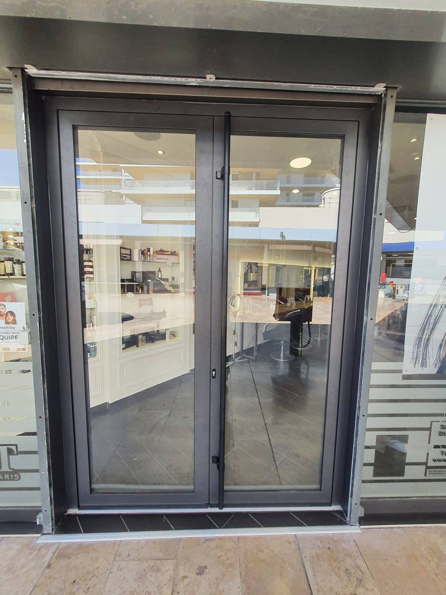 Pose de devanture en alu gris anthracite RAL 7016 pour le Salon de coiffure Franck Provost à Marseille 13009 Bonnevaine