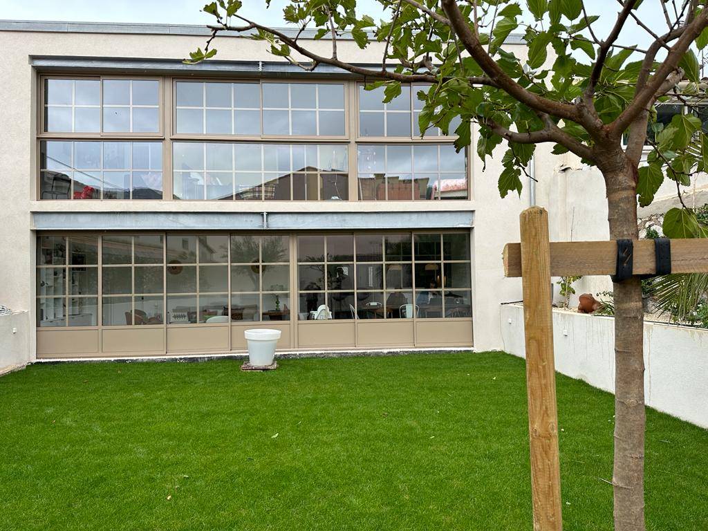 Fourniture et pose de baies vitrées coulissantes grandes dimensions à croisillon à Marseille Pointe Rouge quartier des Goudes 13009