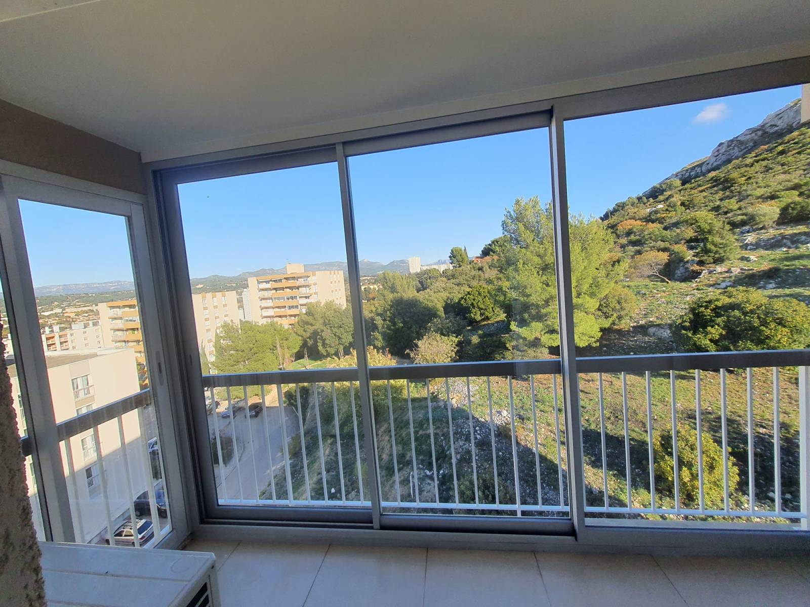 Fermeture de balcon moderne par Grand Sud Habitat à La Destrousse : profitez de votre espace extérieur toute l'année