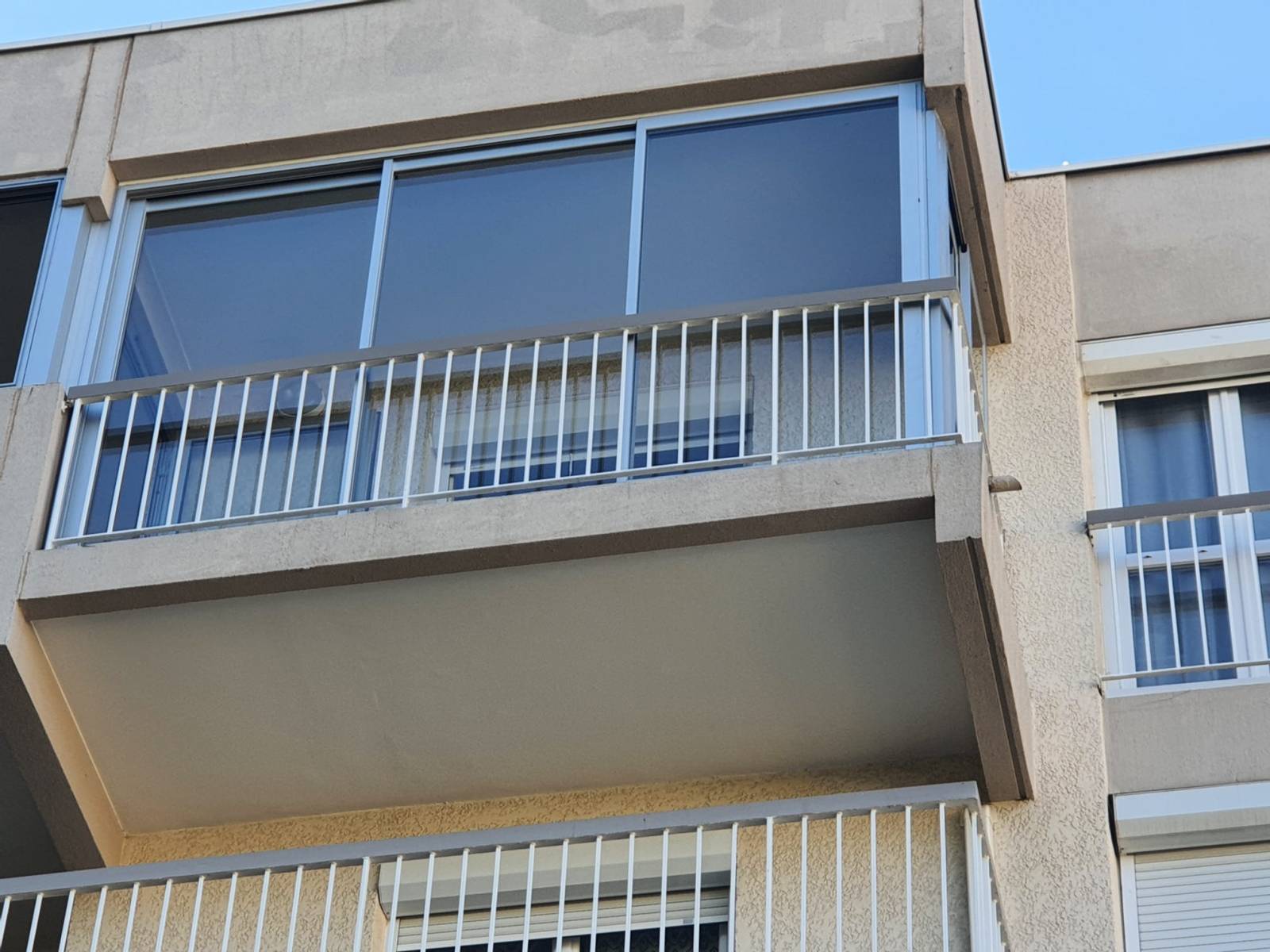 Fermeture de balcon moderne par Grand Sud Habitat à La Destrousse : profitez de votre espace extérieur toute l'année