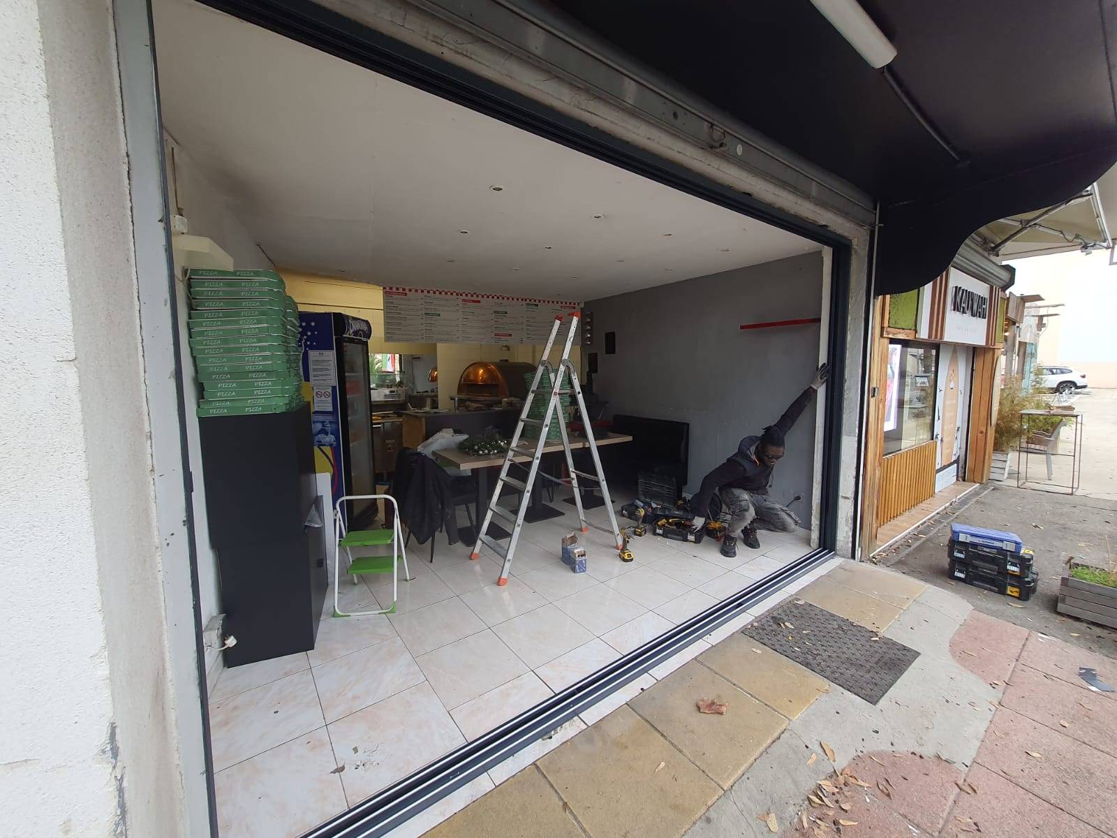 Réalisation d'une devanture sur mesure 3 vantaux pour une Pizzeria à Sanary-sur-Mer 83110