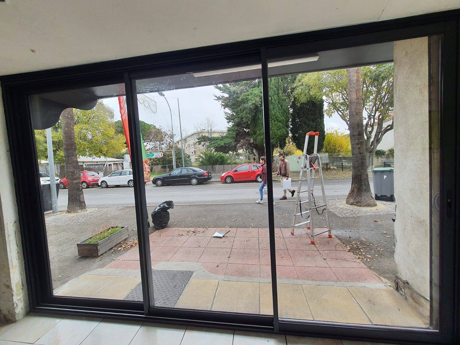 Réalisation d'une devanture sur mesure 3 vantaux pour une Pizzeria à Sanary-sur-Mer 83110