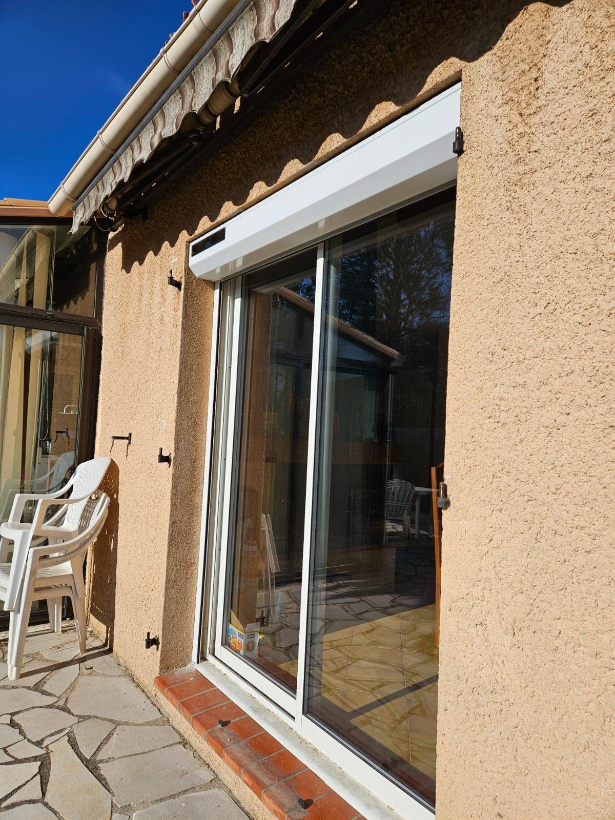 Installation de volet roulant solaire par des professionnels de la menuiserie à Aubagne