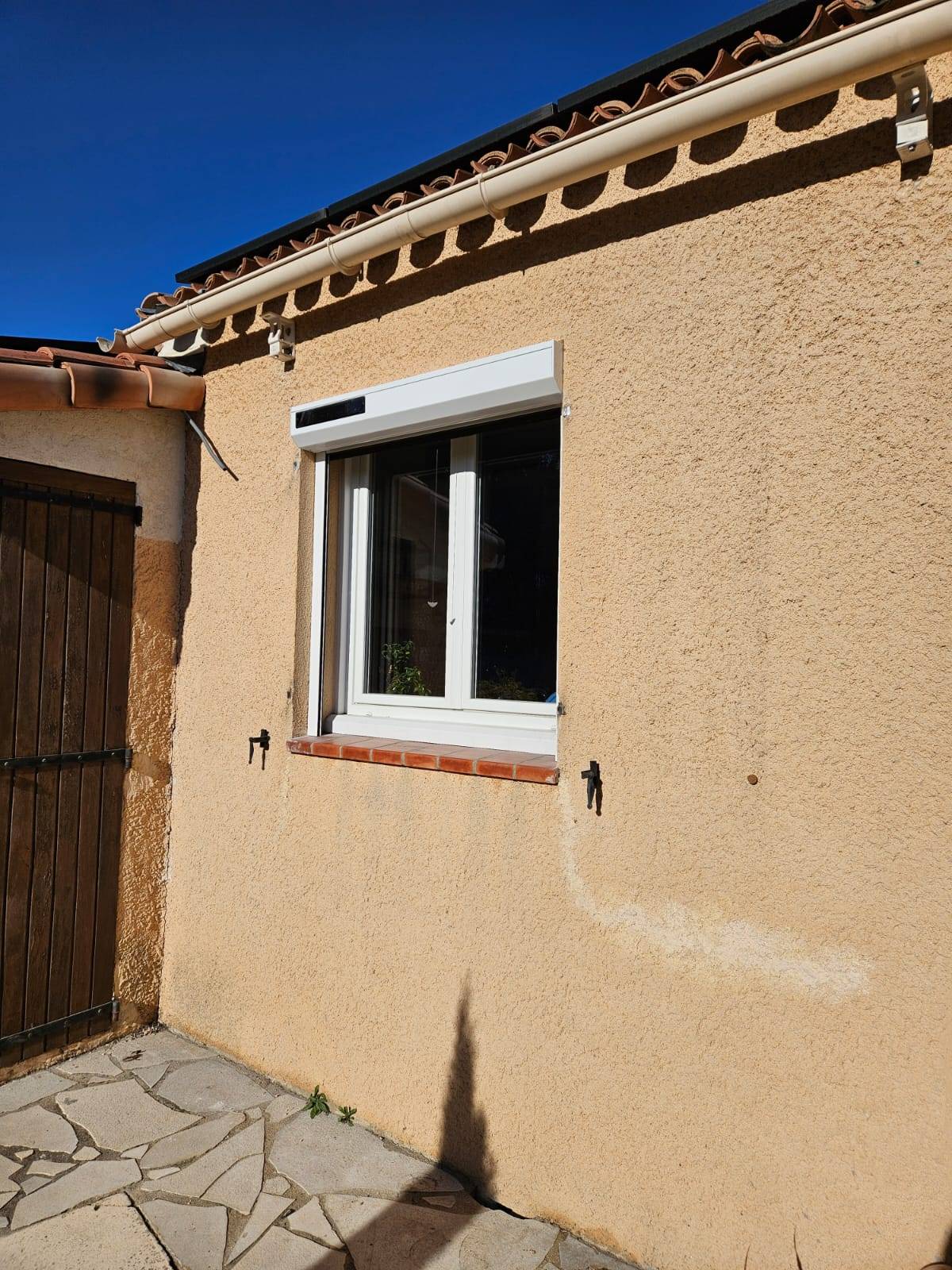 Installation de volet roulant solaire par des professionnels de la menuiserie à Aubagne