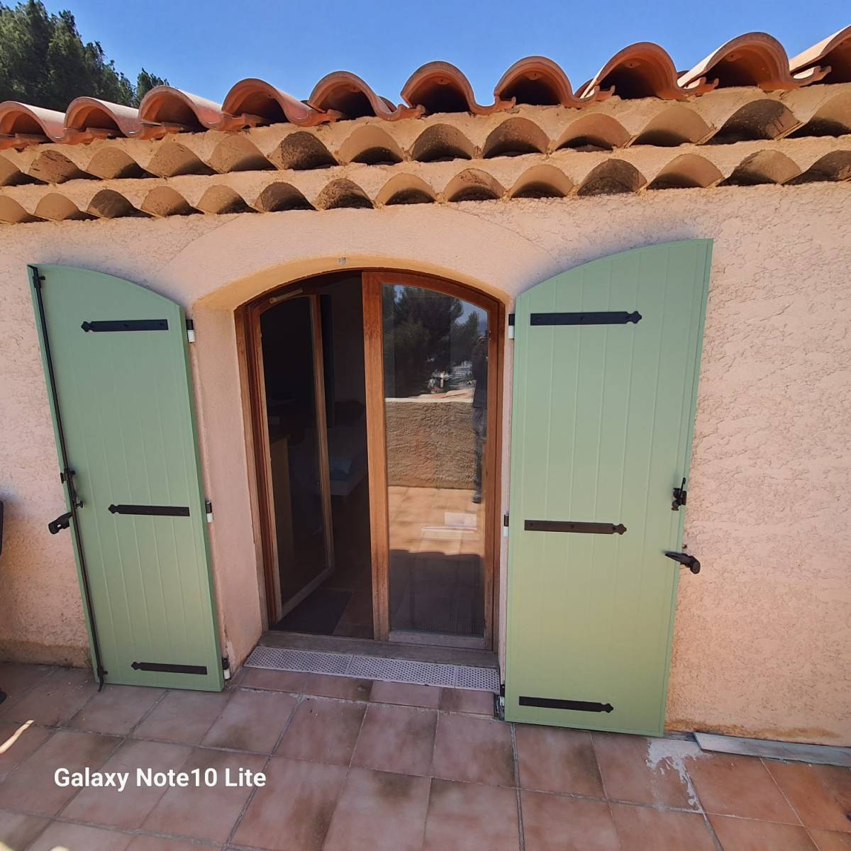 Volets battants en aluminium à lames verticales, pose en rénovation ou en neuf à la Ciotat 13260 et ses alentours.